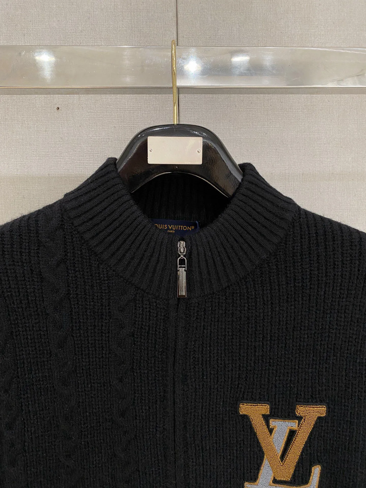 🅿️540 【LV Louis Vuitton】Autumn and winter classic cardigan sweater, in full condition! ! ! Wool blended fabric, the latest model in 2025, golden ratio! ! Slim-fitting soft gold, versatile and practical item, the combination and practicality are extremely powerful, simple and elegant, and classy! To create your own style, it is highly recommended to buy it in two colors. The standard slim fit tailoring process is suitable for both young and old men. It is knitted from wool and will not cause any discomfort! While keeping warm, it is stylish, textured and wearable, and the classic logo with contrasting colors on the chest feels in place! ! Recommended for regular customers! ! Size M-3XL (maximum wear: 190 pounds)